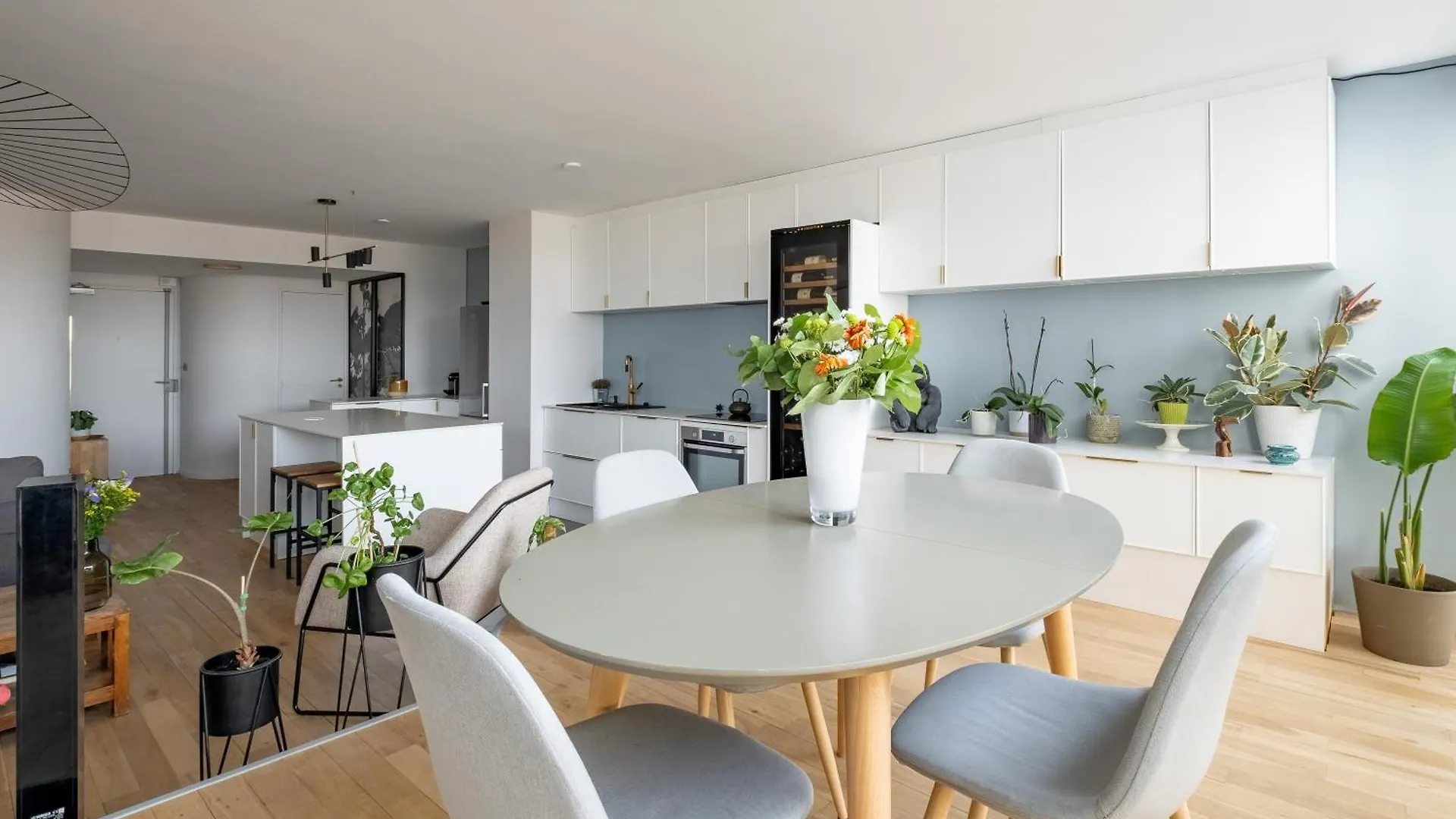 Veeve - Riverside Heights Paris